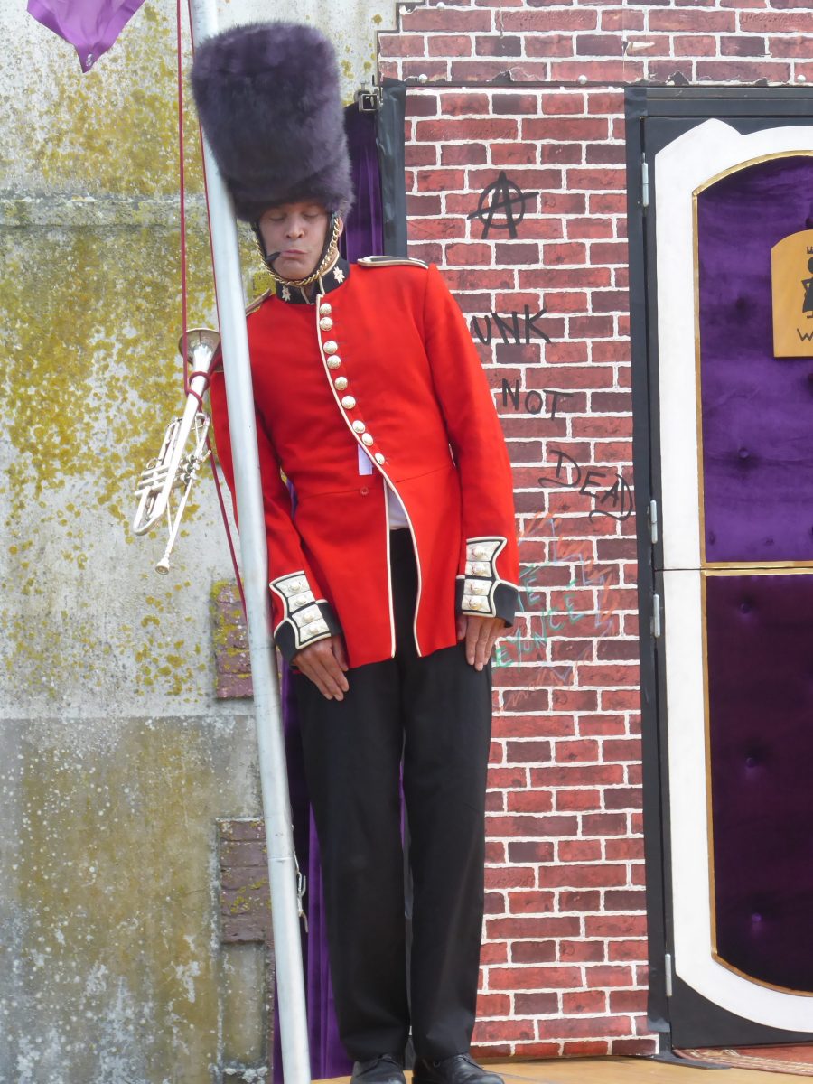 Specticle Guard Spectacle Guard save the Queen - Cie Radio Cirque - Site officiel de la ...